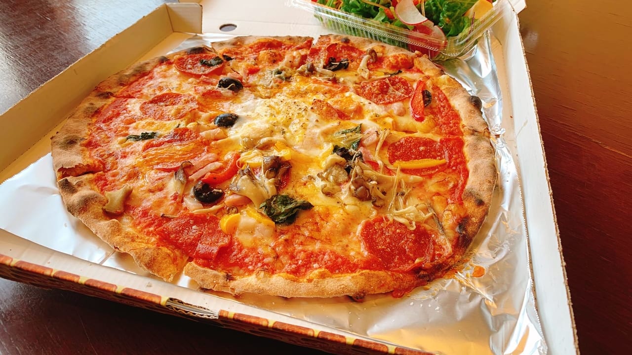 Trattoria LA CAPANNA のミックスピザ