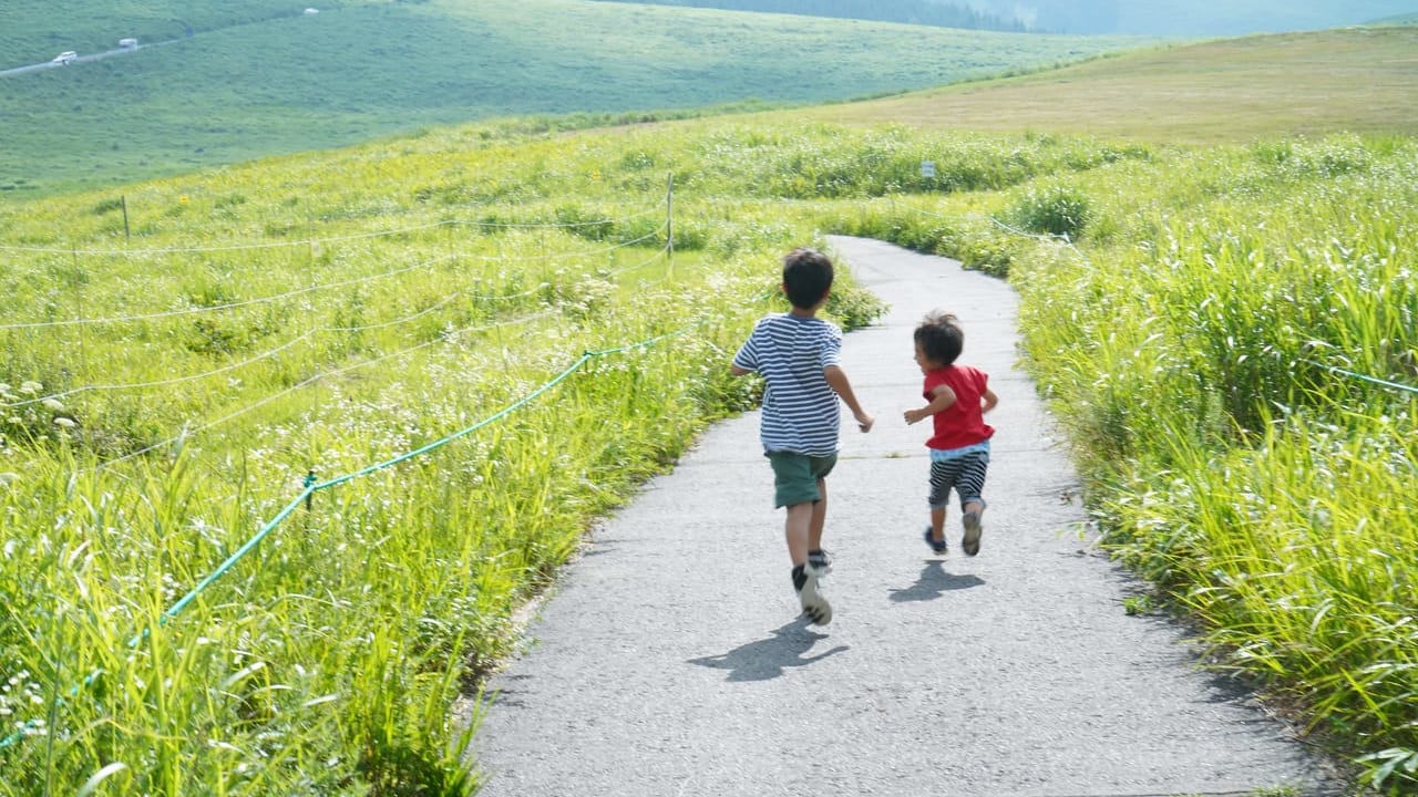 野原を走る二人の子供