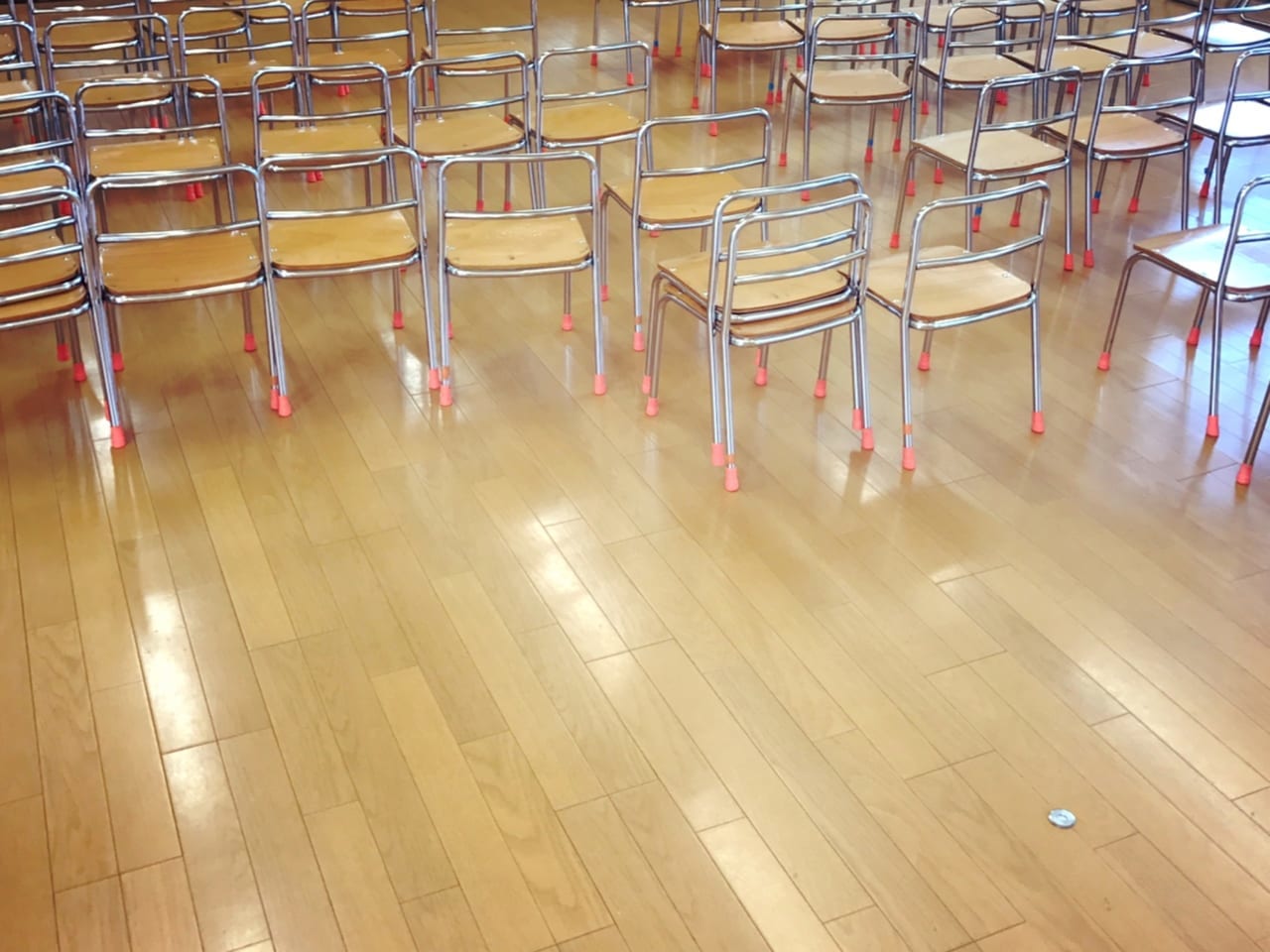 保育園の教室にならべられた椅子