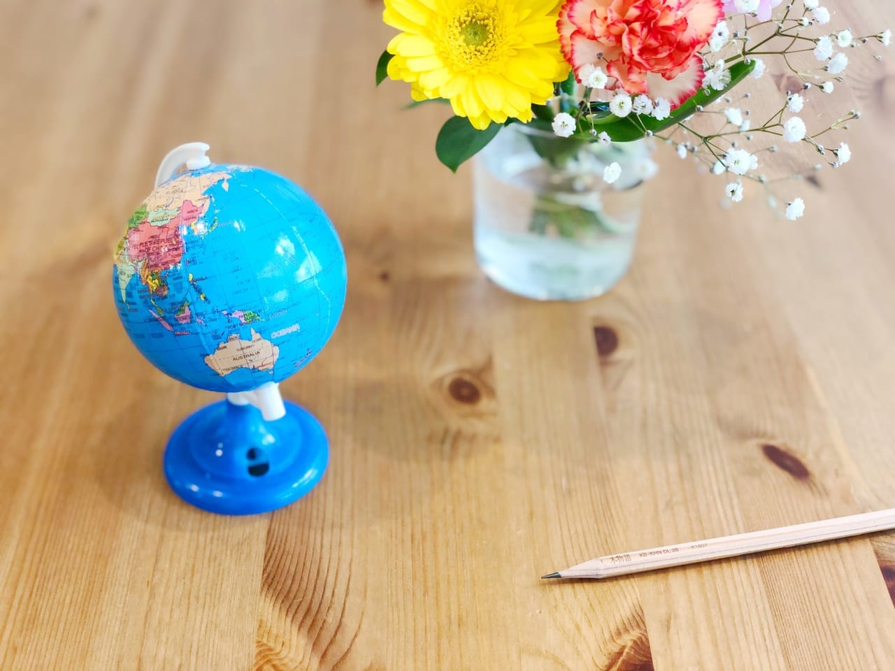 地球儀と花と鉛筆