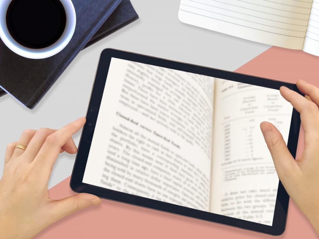 電子書籍をめくる指