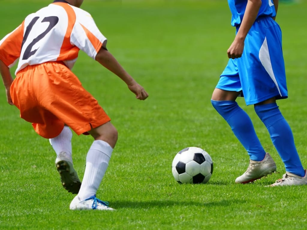 サッカーをする子供