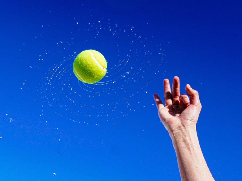 青空と硬式テニスボール