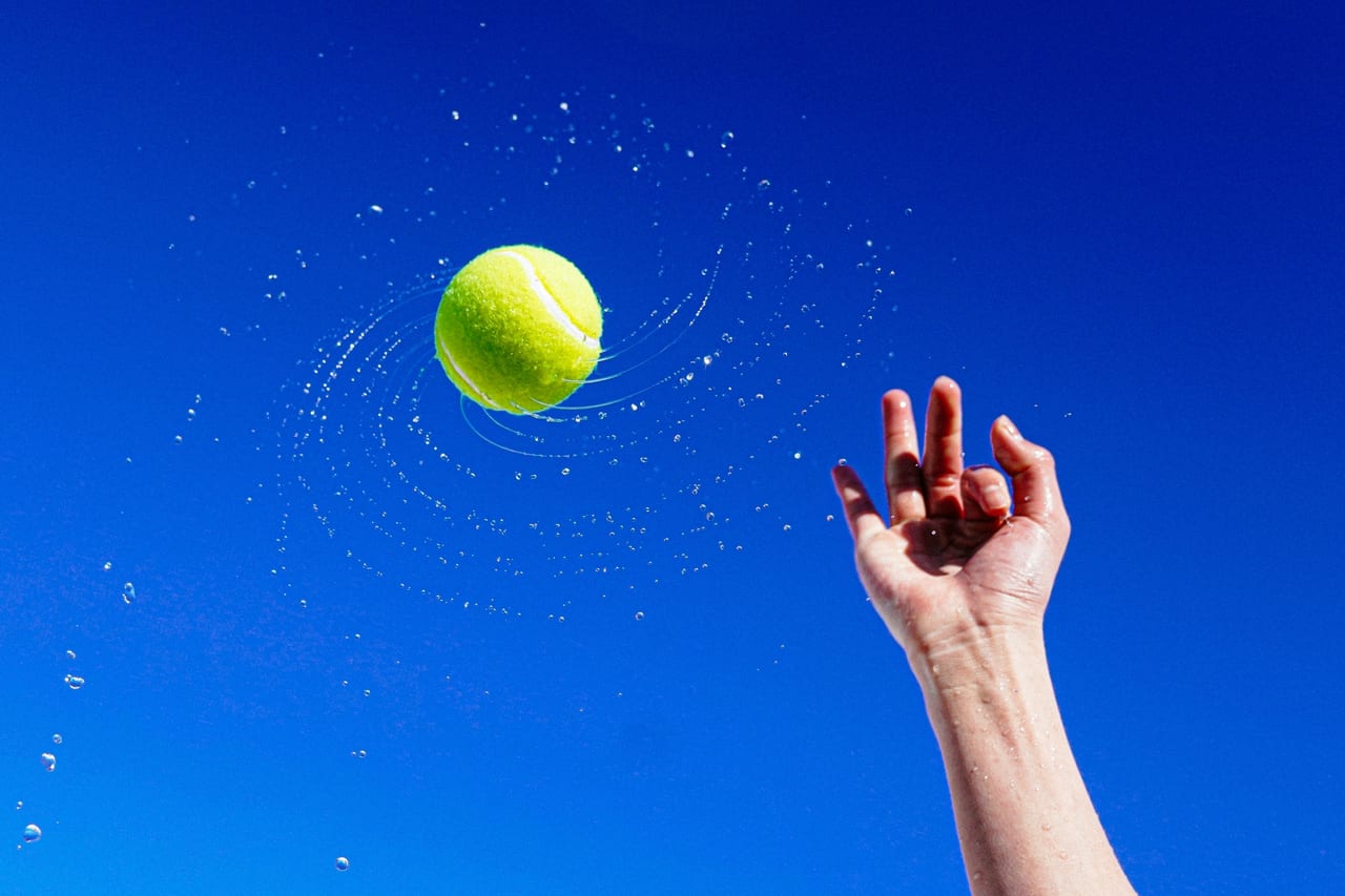 青空と硬式テニスボール