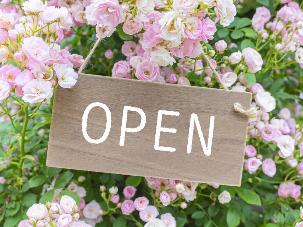 お花の中にOPENの文字