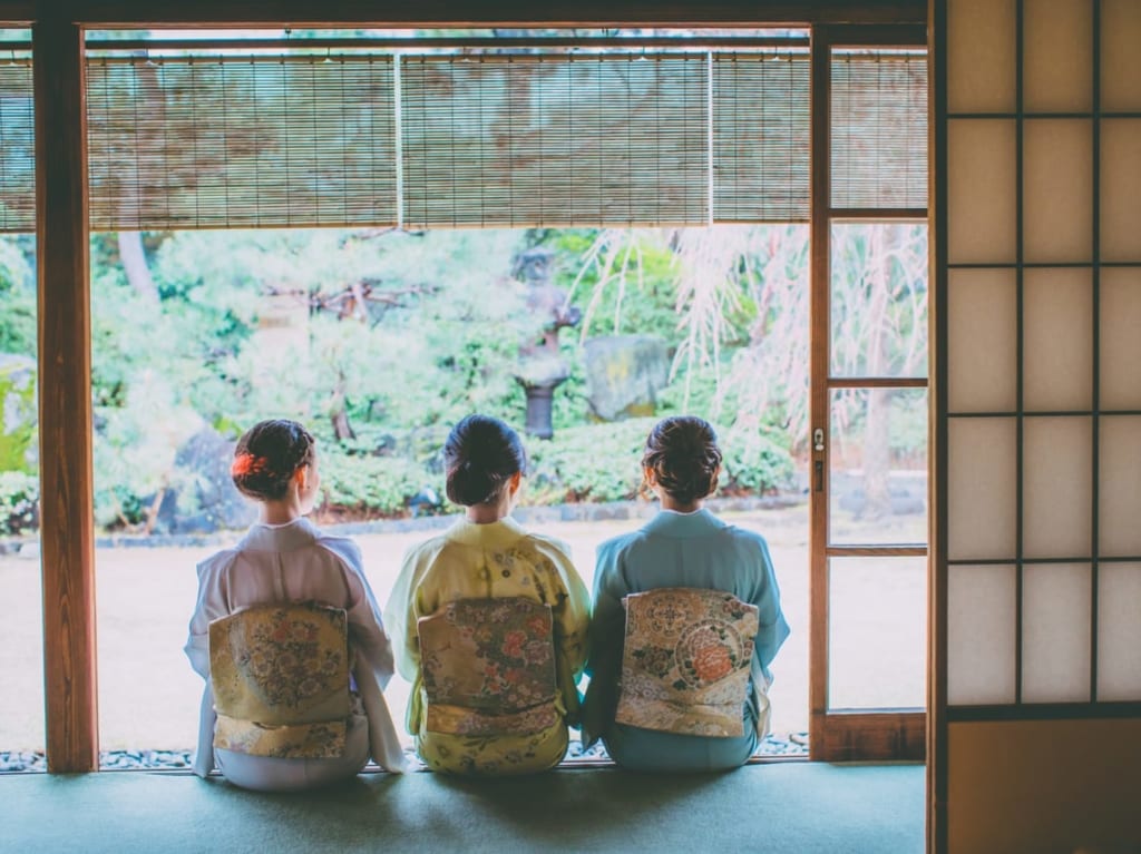 着物を着た3人の女性
