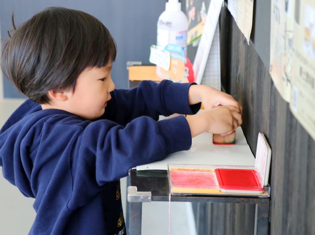 スタンプラリーをする子供