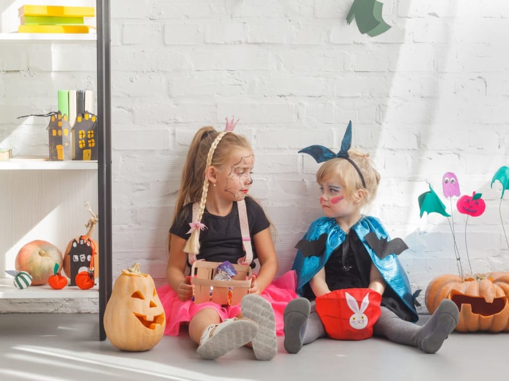 ハロウィンに仮装をする子供たち