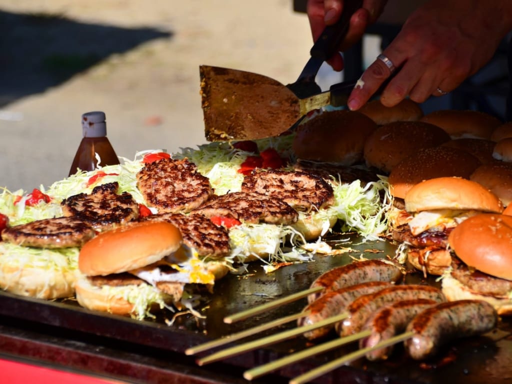 ハンバーガーを焼く人キッチンカー