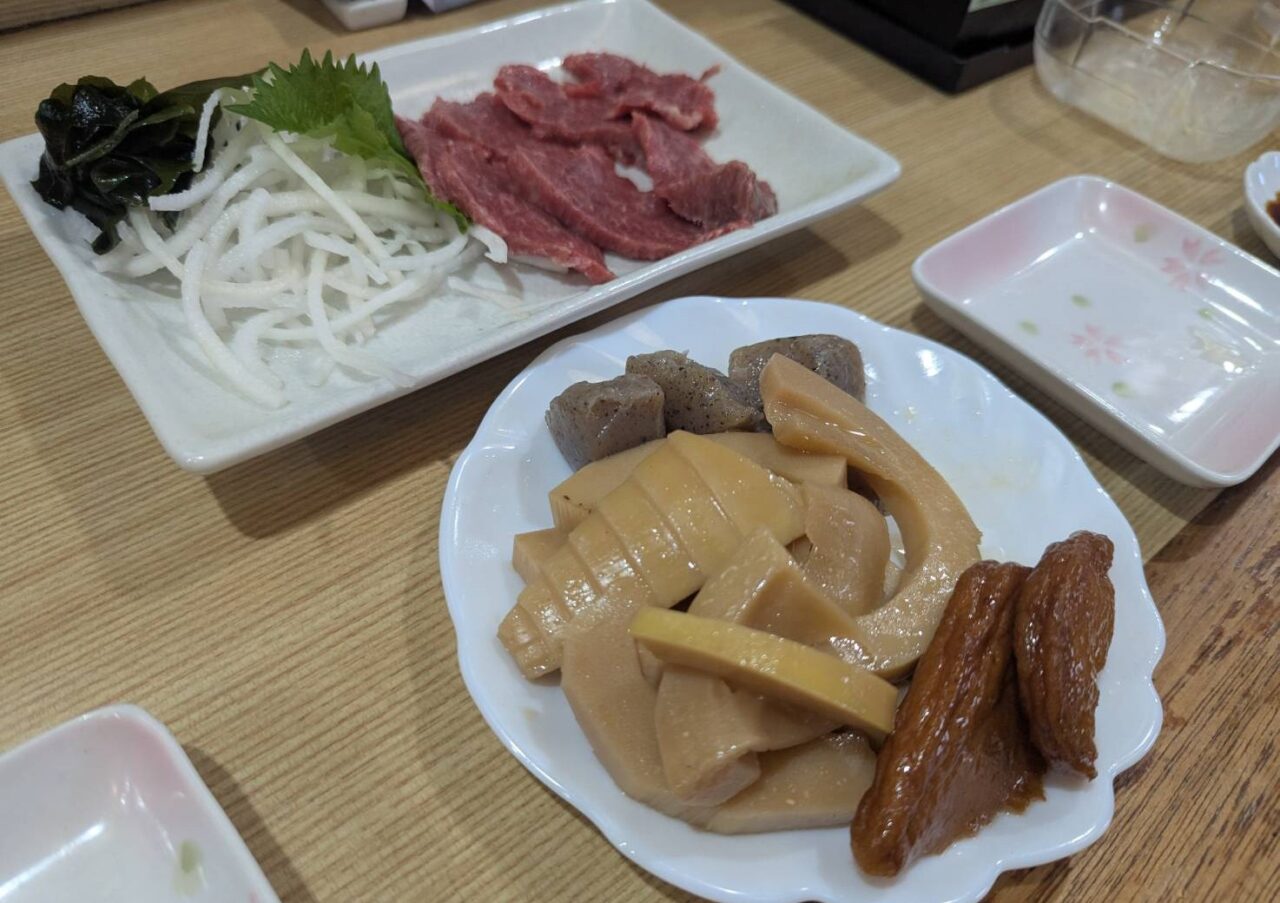 居酒屋あき　馬刺し、煮物
