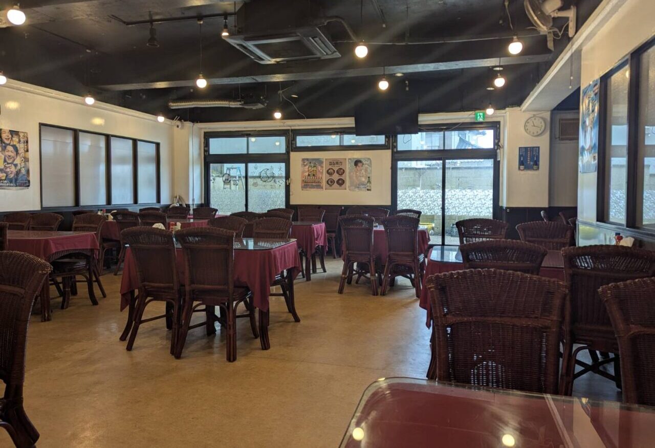 エモヤ　店内