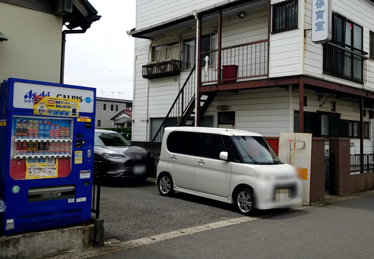 エモヤ　駐車場