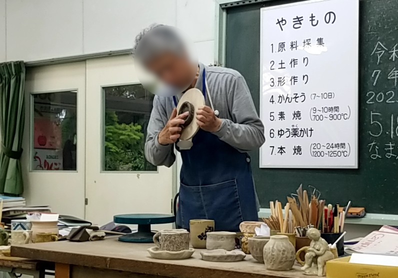 陶芸体験　講師の説明
