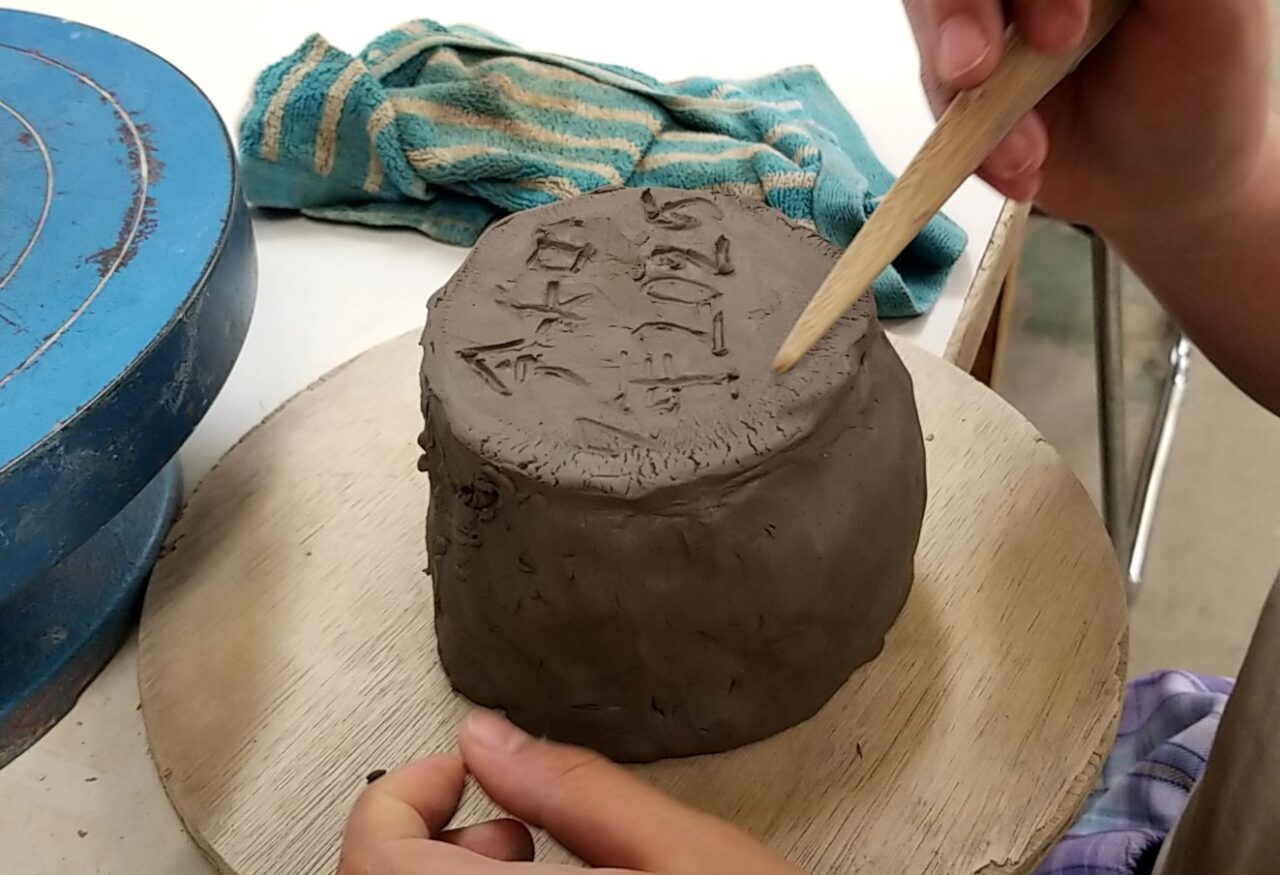 陶芸体験　日付と名前入れ