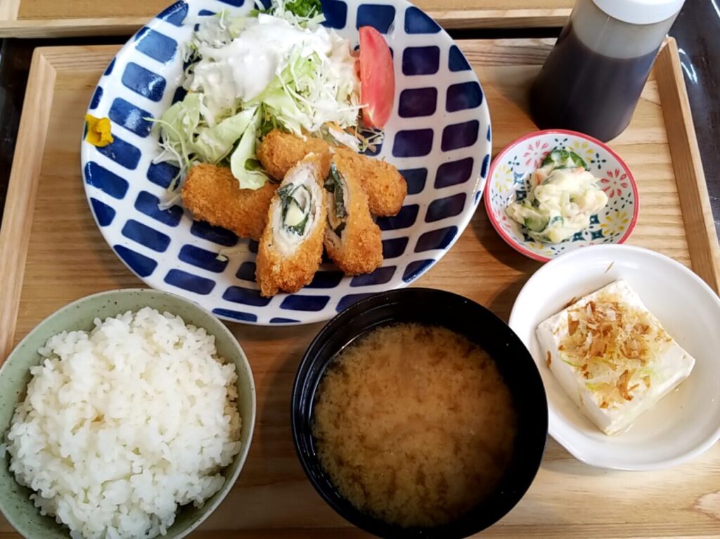 豊受食堂　チキンチーズ大葉巻き定食