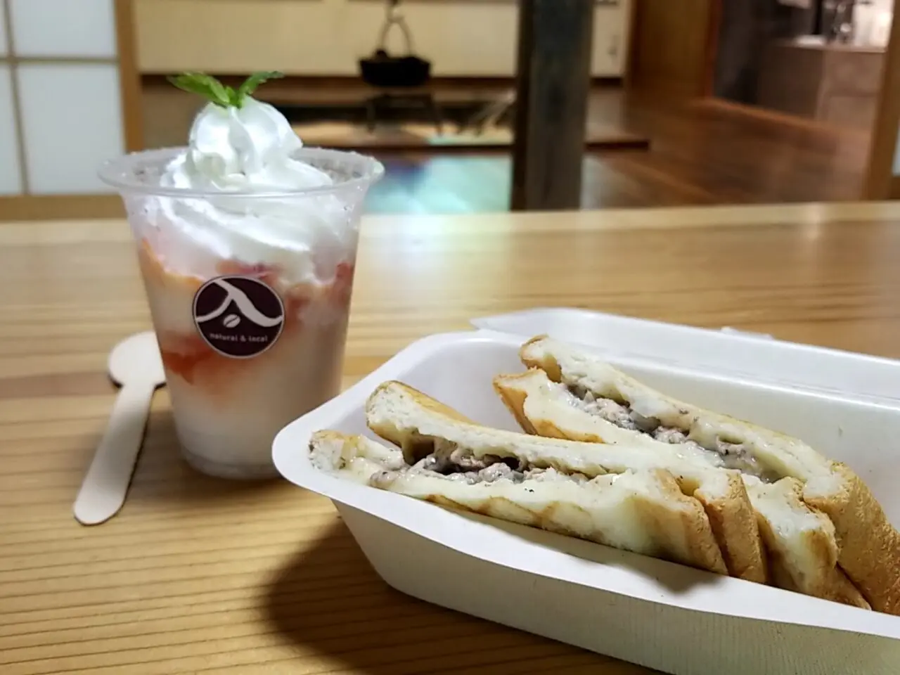 入母屋珈琲　チーズサンド＆パフェ氷