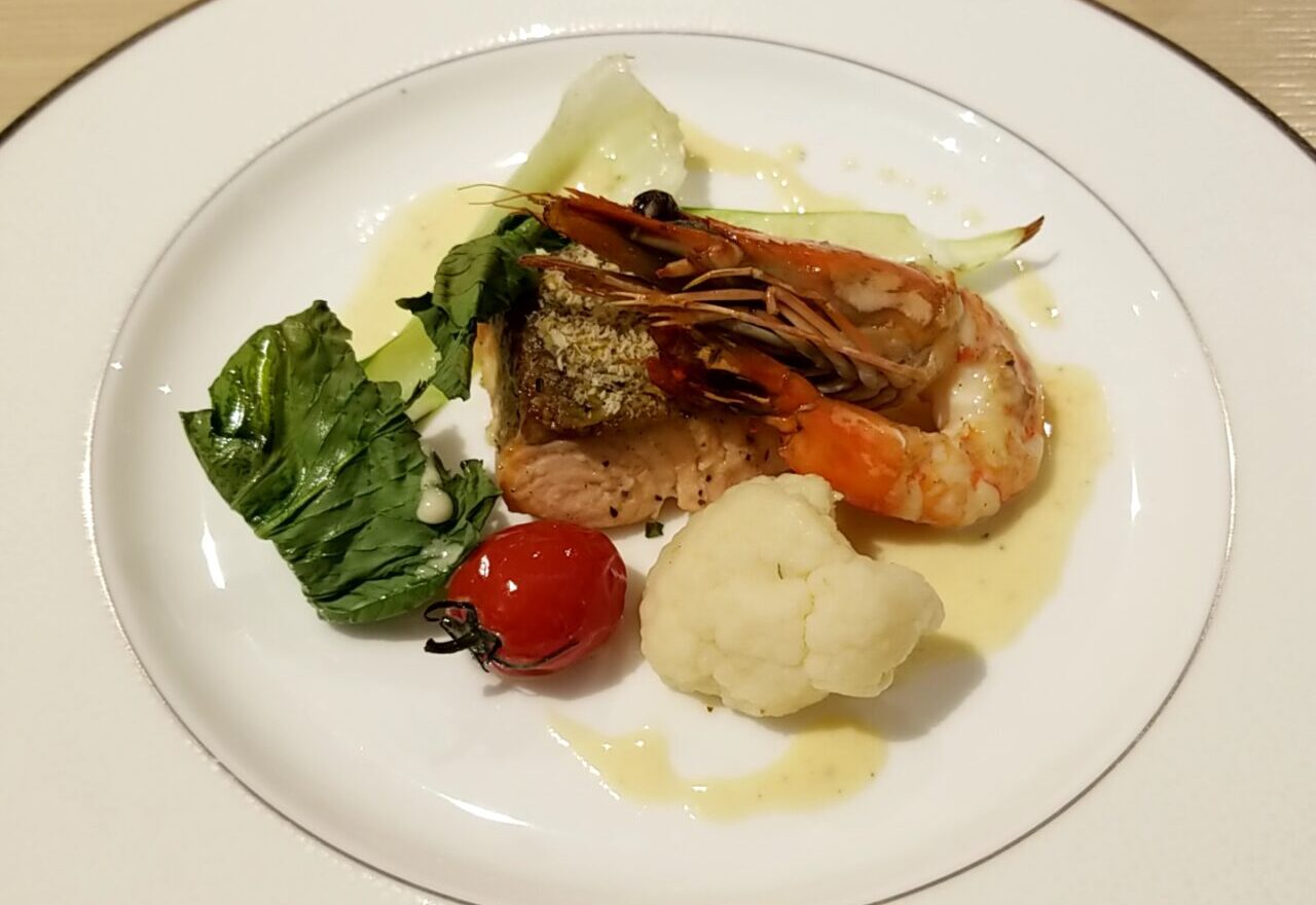 ディネット タスマニアサーモンの香草パン粉焼きとエビのソテー版ブランソース