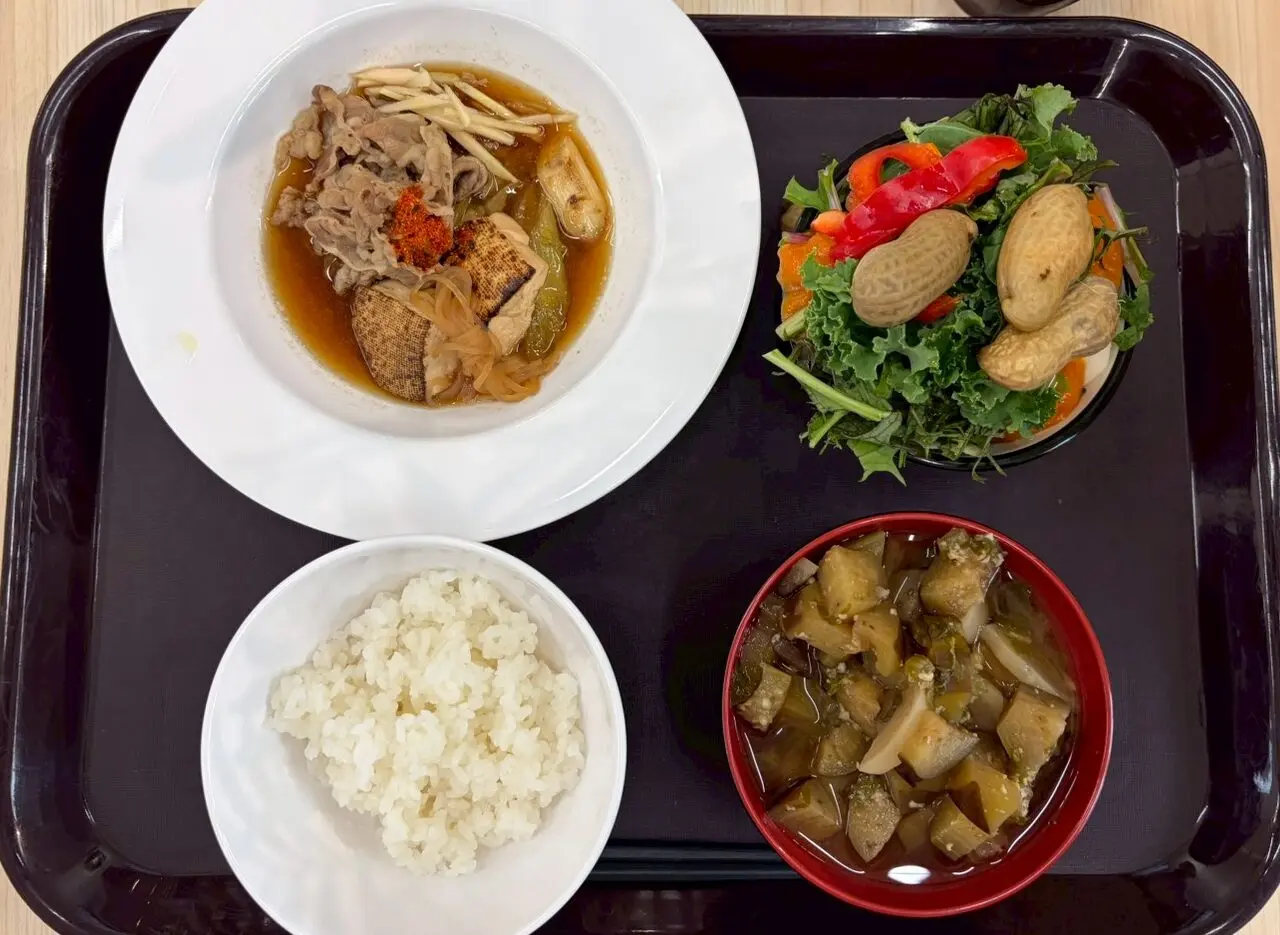 sakuraヘルシーテラス社員食堂 牛肉と野菜のすき焼き風味定食