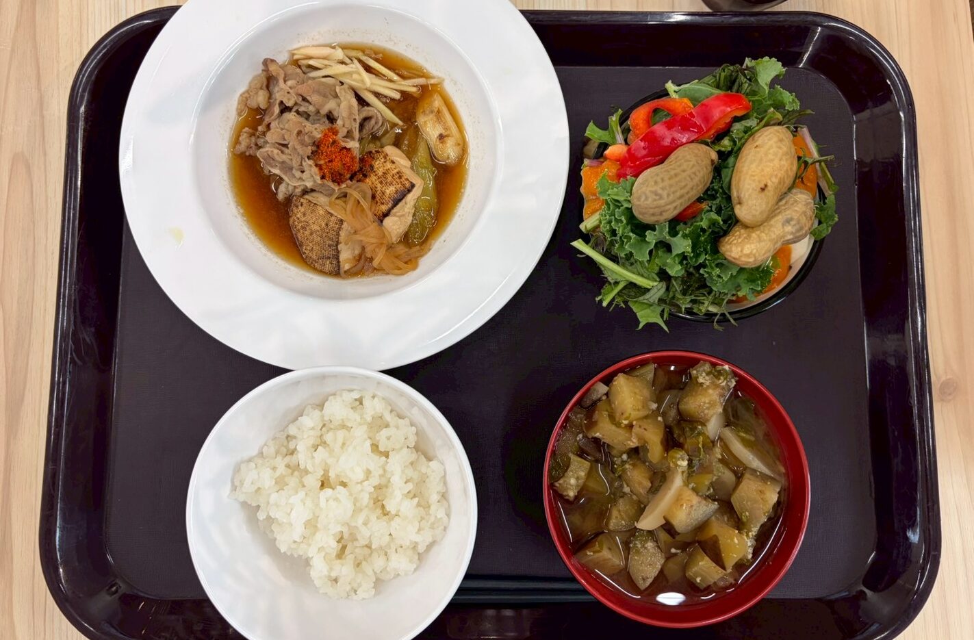 sakuraヘルシーテラス社員食堂 牛肉と野菜のすき焼き風味定食