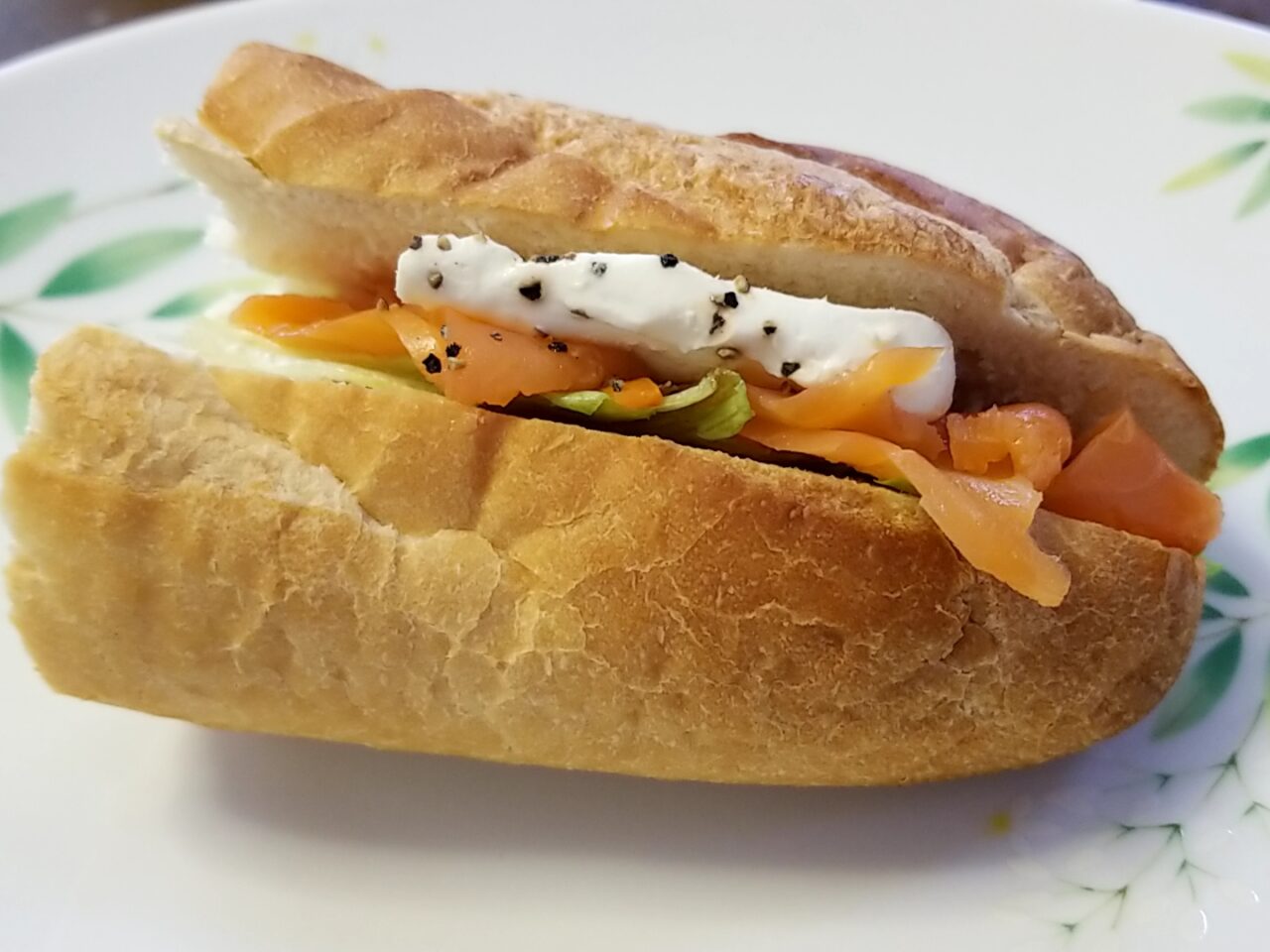 はれの木ベーカリー スモークサーモンサンド