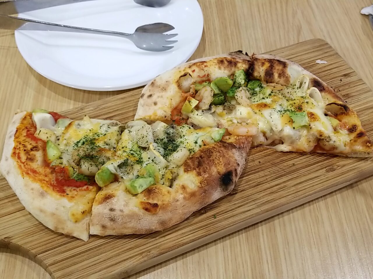 GOCHI! シーフードとアボカドのピッツァ